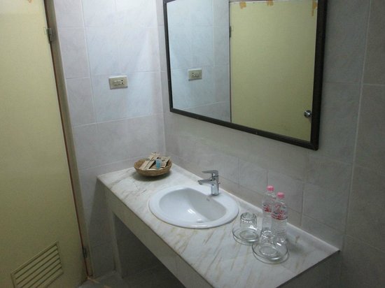 04af2-new-aye-yar-hotel.Face-Washing.jpg