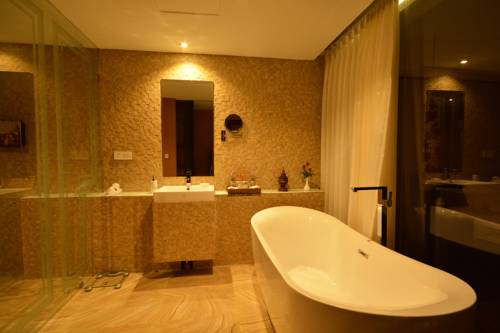 063d6-Rose-Garden-Hotel-Bath.jpg