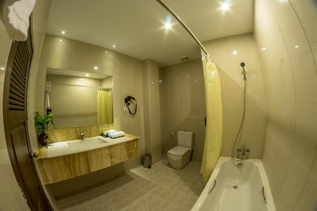 0d11e-bagan-airport-hotel-bathtub.1jpg.jpg