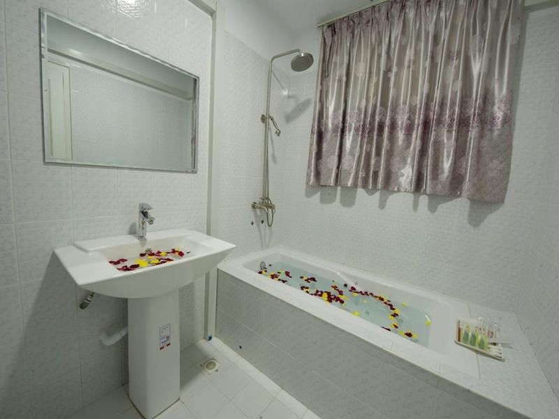 0f8c3-taw-win-myanmar-hotel-bathtub.jpg