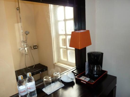 1233e-east-hotel.-Tiny-Table.jpg