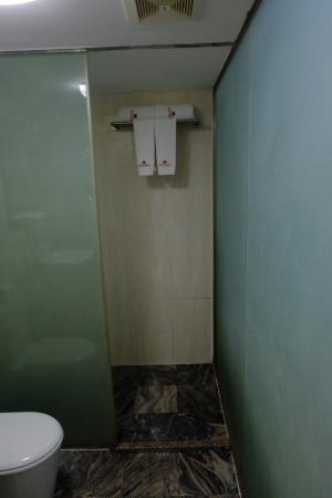 12956-hotel-bahosi.Shower.jpg