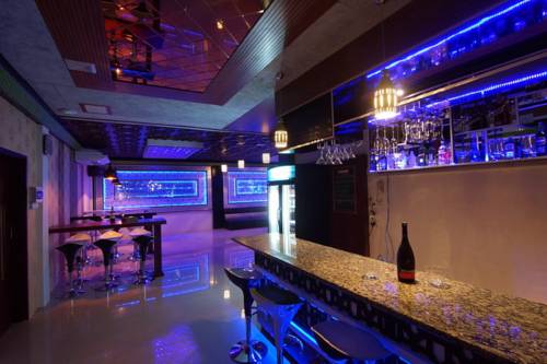 135cd-perfect-hotel-mdl-bar.jpg