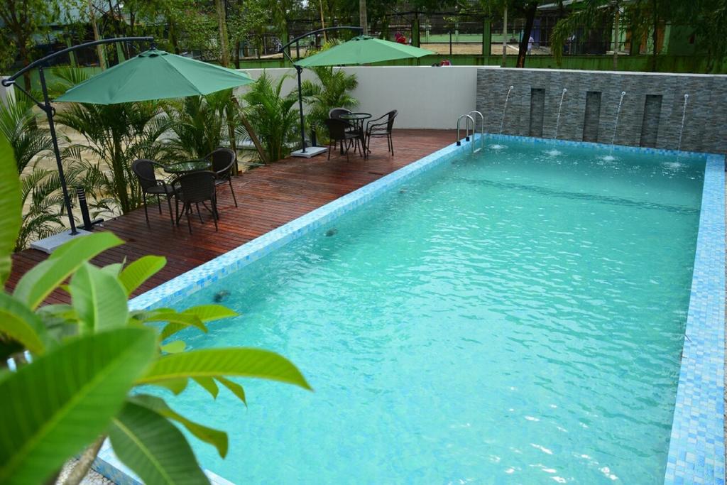 21fc2-Platinum-hotel-Swimming-Pool.jpg