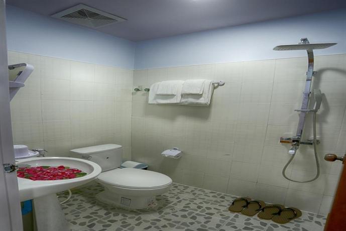 24d49-shwe-hnin-si-hotel-shower.jpg