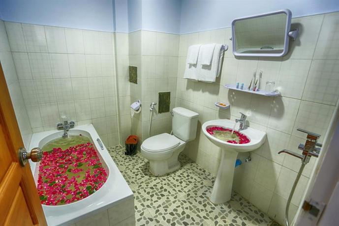 32206-shwe-hnin-si-hotel--bathtub.jpg