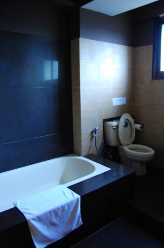 36e9c-Hotel-Phoe-Sein-Bath-Room.jpg