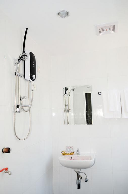 38d7b-hotel-yno-shower.jpg