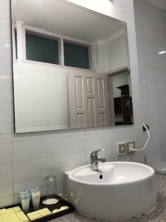 3c4f3-Hotel-Yadanarbon-face-bathroom.jpg