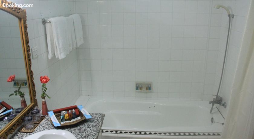 46704-bagan-umbra-hotel-bathtub.jpg