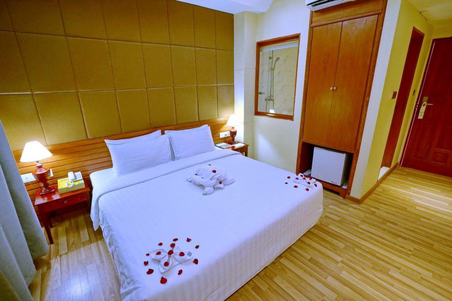 46c1f-oway-grand-hotel-mdl-rooom-1.jpg