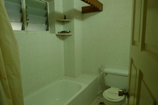 4aec9-kumudara-hotel-bathtub.jpg