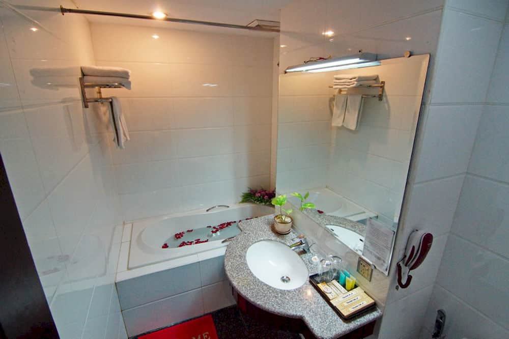 55dd2-m3-hotel-mdl-bathtub-2.jpg