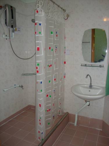 5aa1e-majesty-hotel-shower.jpg