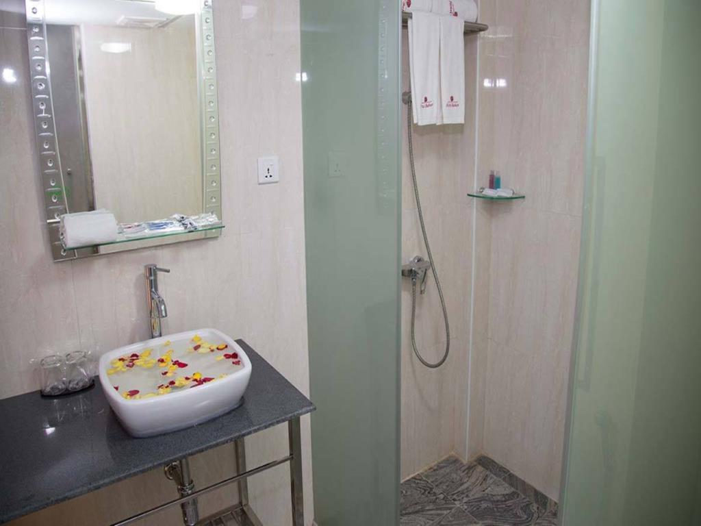 5c638-Hotel-Bahosi-Shower-Room.jpg