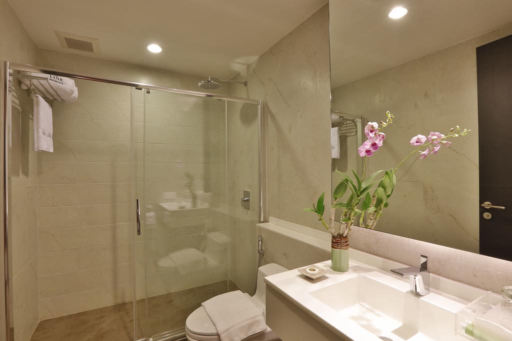 6048b-Hotel-83-Shower.jpg