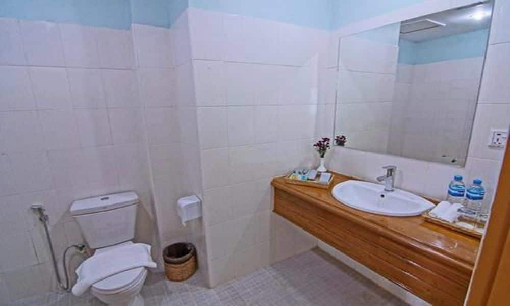 640cd-Hotel-Dingar-Shower.jpg