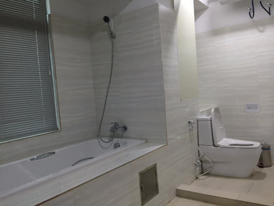 67fd0-Grace-Trasure-Hotel-Bath-room.jpg