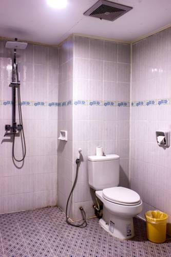 6ae74-universe-hotel-mdl-shower.jpg