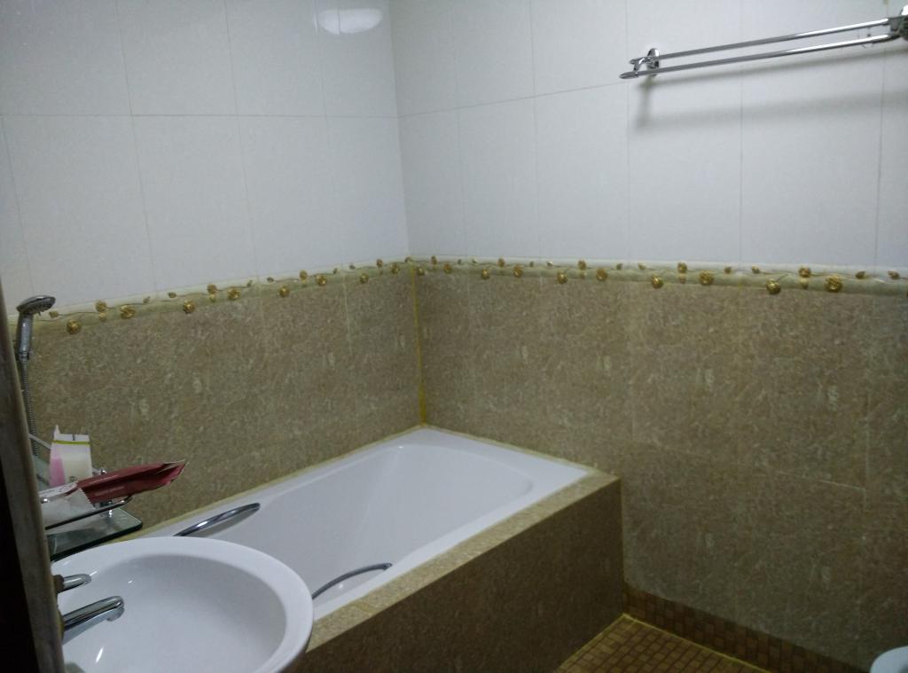 6cc47-hotel-sahara-mdl-bathtub.jpg