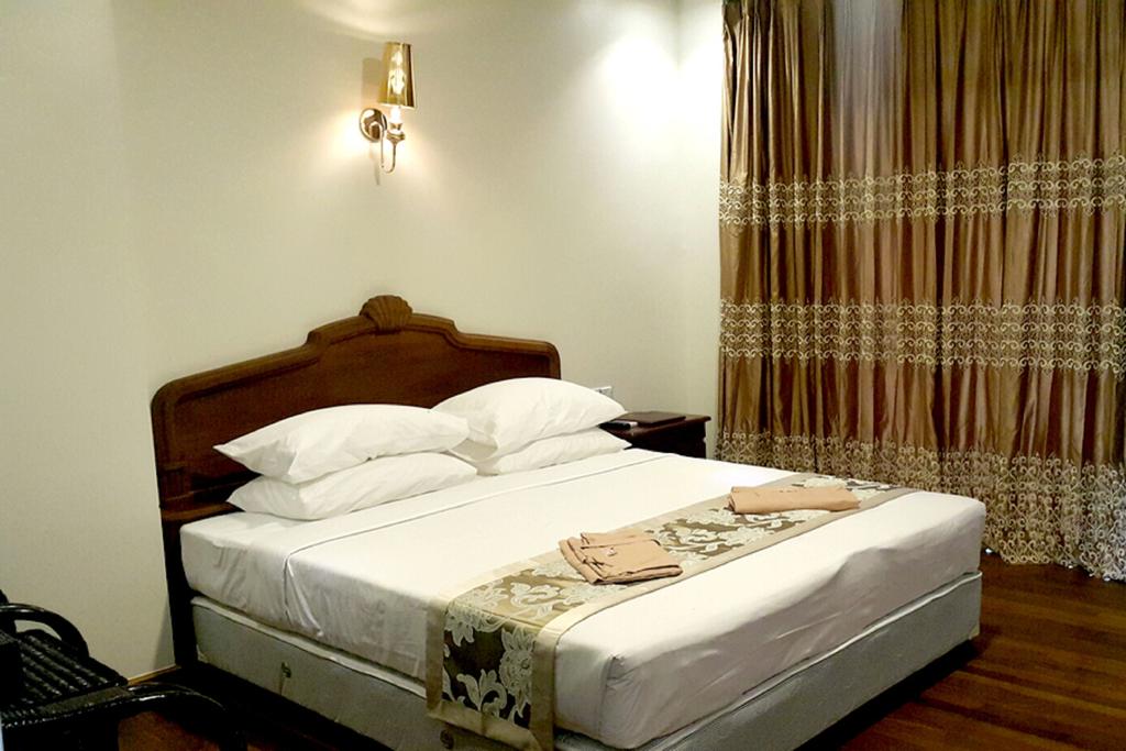 71b87-famous-hotel-bagan-room-2.jpg