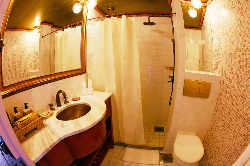 81874-vintage-luxury-yacht-hotel-myanmar-4-Shower-.jpg