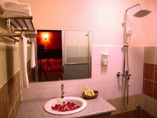 8211b-Real-Link-Hotel-Shower.jpg