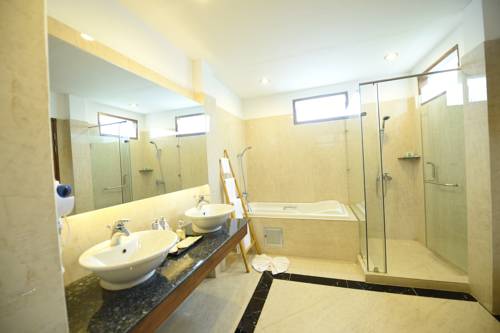 8342b-zfreeti-hotel-bagan-shower.jpg