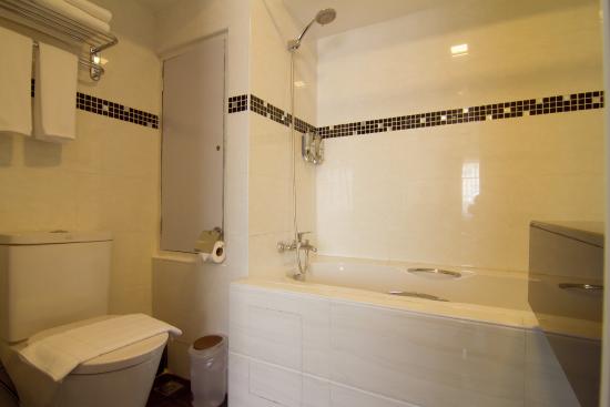 8a82d-Hotel-Accord.Bath-Roomjpg.jpg