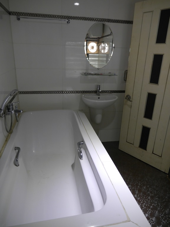 8df7e-mgm-hotel-bathtub.jpg