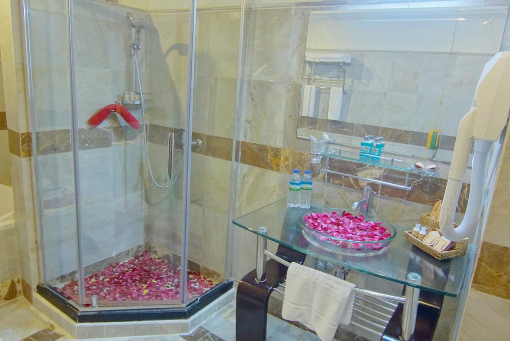 910a4-Hotel-Mandalay-Shower.jpg