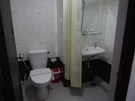 928ae-Yangon-airport-hotel-bath-room.jpg