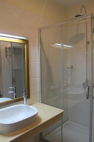 a5e91-Hotal-Mindhama-Face---shower.jpg