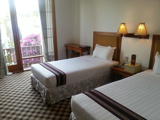 a6aae-razagyo-hotel-room-1.jpg