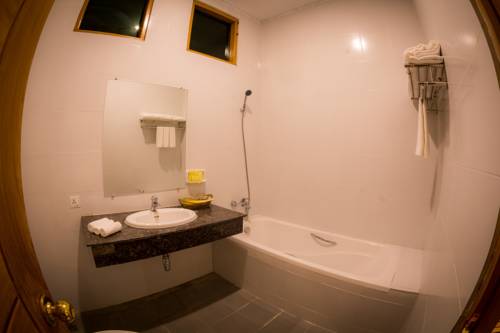 abcb5-bagan-lotus--hotel-bathtub-1.jpg