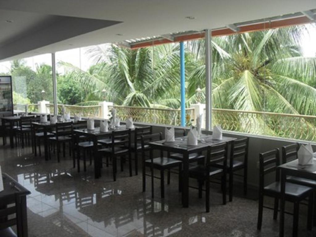 ad2d9-Yangon-airport-hotel-dinning-room.jpg