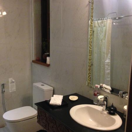 b43e0-hotel-amazing-Bathroom---Face.jpg