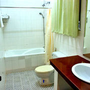 b4841-hotel-queen-bathtub.jpg