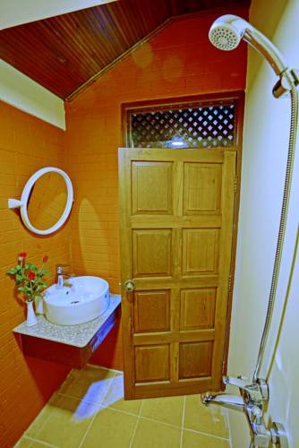 b70a6-hotel-yadanarbon-shower.jpg