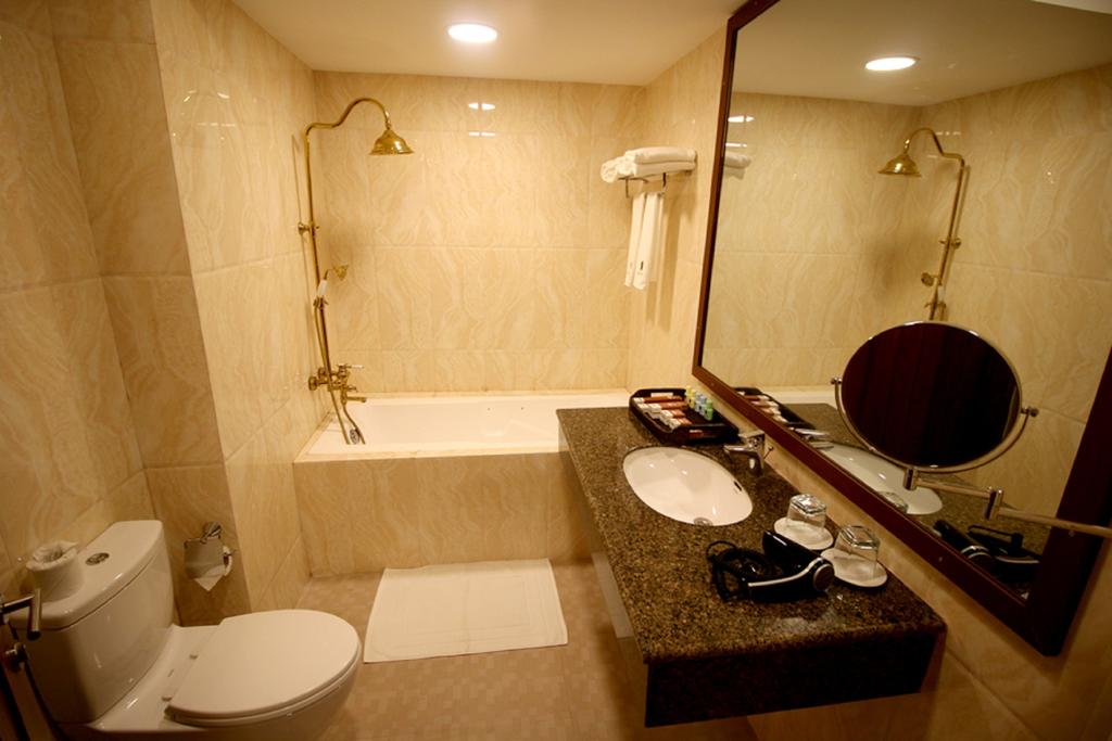 baf5e-famous-hotel-bagan-bathtub-1.jpg