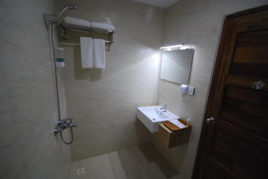 c6a7d-merchant-art-hotel-shower.jpg