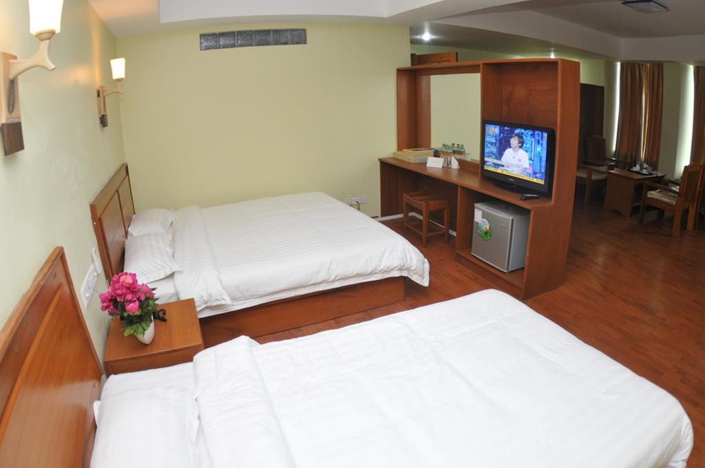 c7474-shwe-phyu-hotel-mdl-room-1.jpg