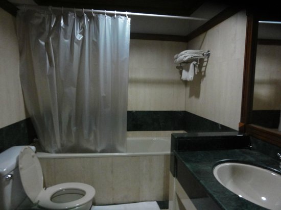 cc58b-Yuzana-garden-hotel-bathroom.jpg