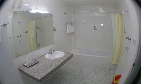 d6066-sein-sein-hotel-mdl-bathroom.jpg