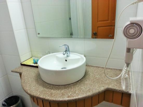 d8c3f-Hotel-Yadanarbon-clean-bathroom.jpg