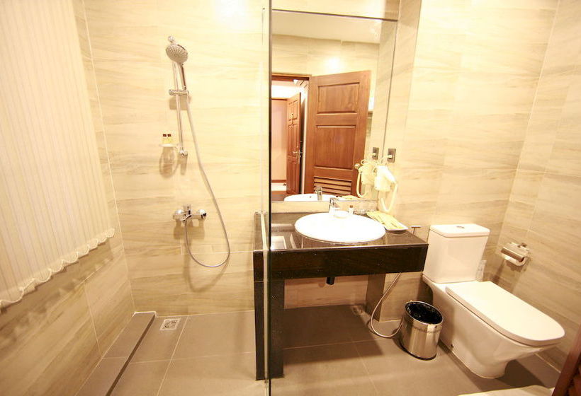 e14c9-Hotel-M-Yangon-Shower.jpg