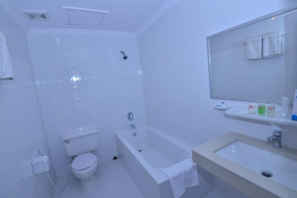 e2158-pacific-hotel-room-mdl--bathtub.jpg