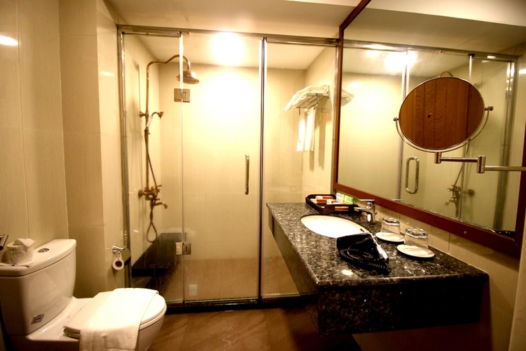 e9e75-famous-hotel-bagan-shower-1.jpg