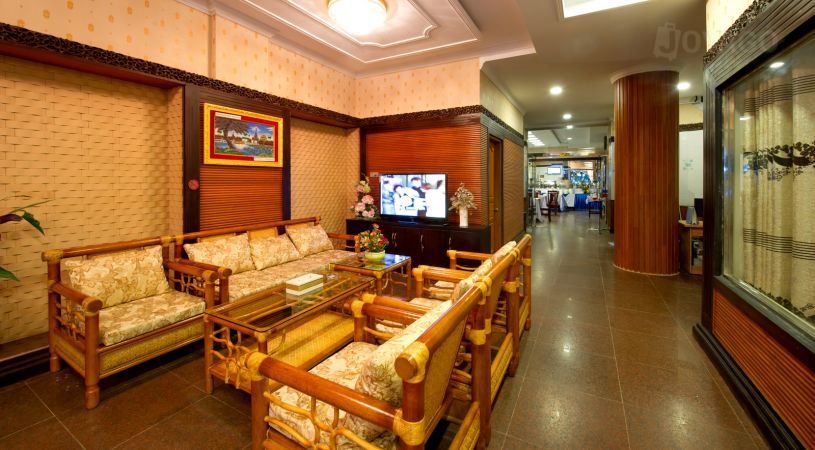 ee004-taw-win-myanmar-hotel-room-lobby.jpg