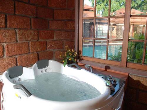 f09a5-bagan-princess-hotel-bathtub-1.jpg